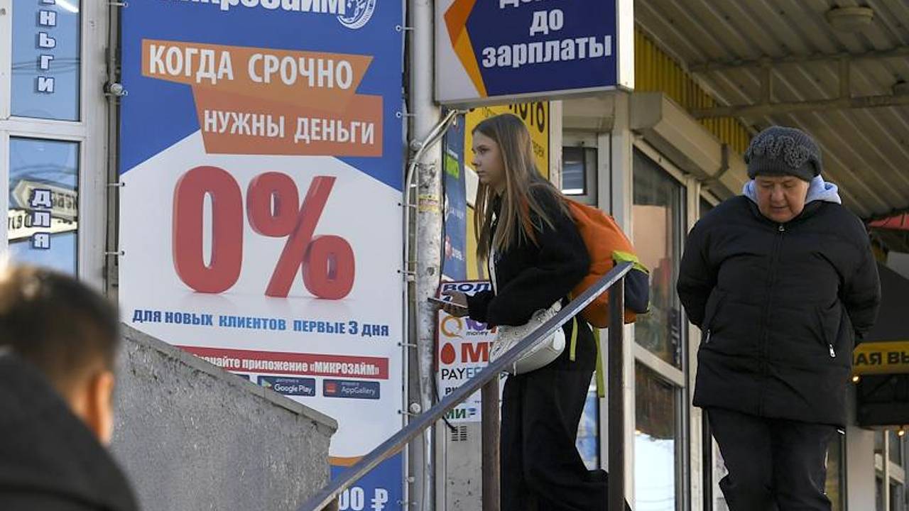 Россиянам стало сложнее брать «в долг до зарплаты»