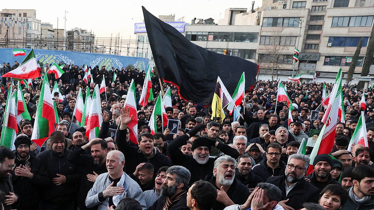 В Тегеране подняли траурный флаг в память об аятолле Хаменеи В Тегеране подняли траурный флаг в память об аятолле Хаменеи