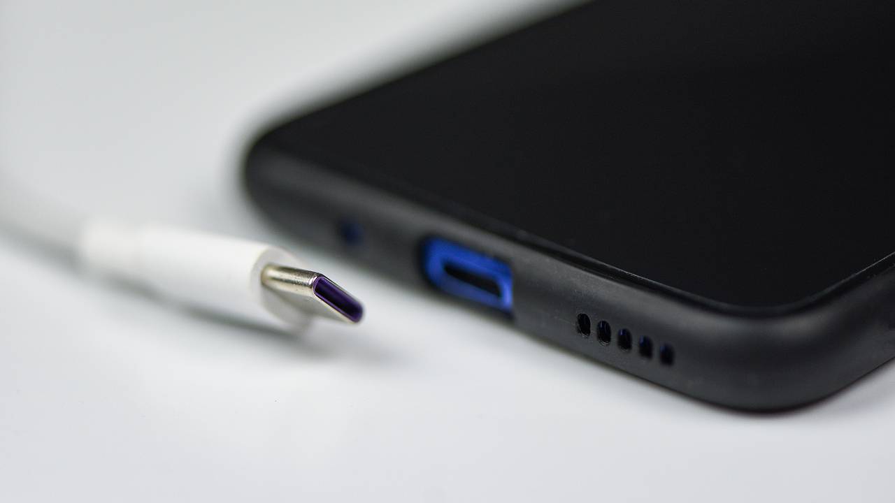 Описаны скрытые функции USB-порта смартфона