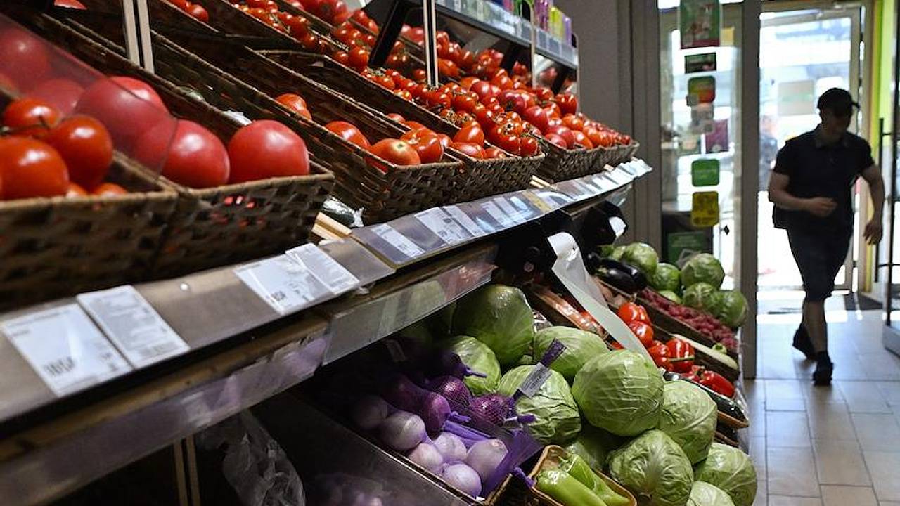 Россиянка ведрами выносила продукты из супермаркетов и попала на видео Россиянка ведрами выносила продукты из супермаркетов и попала на видео