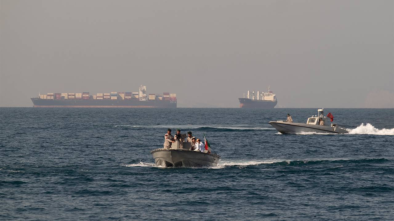 В Иране сообщили о терпящем бедствие судне в Ормузском проливе