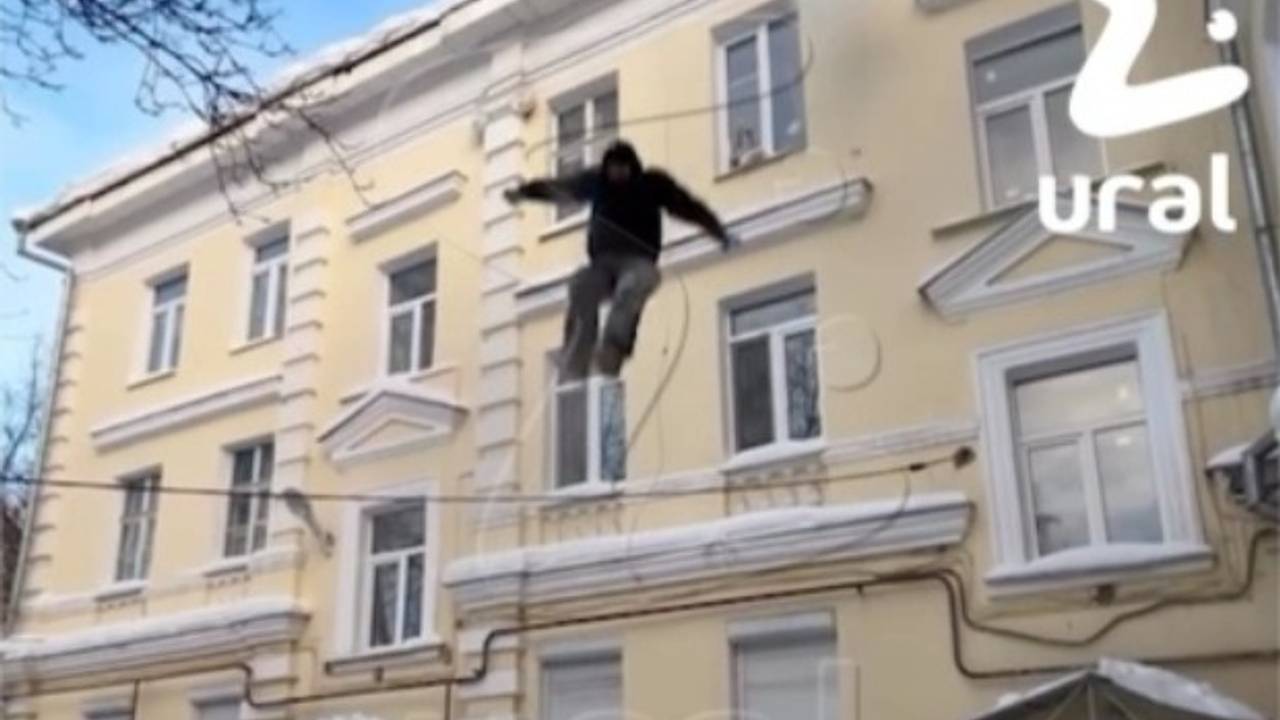 Россиянин прыгнул с крыши дома и попал на видео Россиянин прыгнул с крыши дома и попал на видео