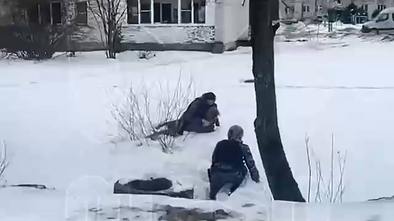 Мужчина в бреду попытался прорваться в детский сад в Петербурге и попал на видео Мужчина в бреду попытался прорваться в детский сад в Петербурге и попал на видео