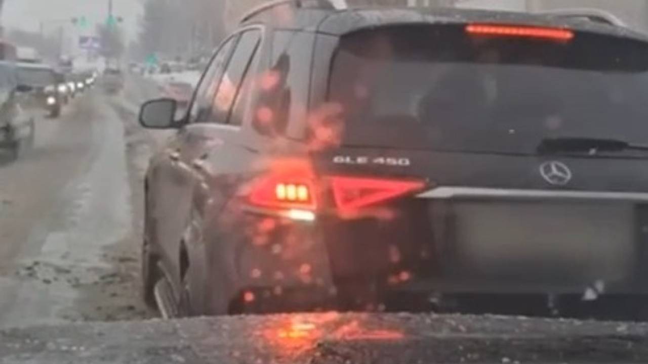 Россиянка обвинила экс-чиновника на Mercedes в блокировке проезда