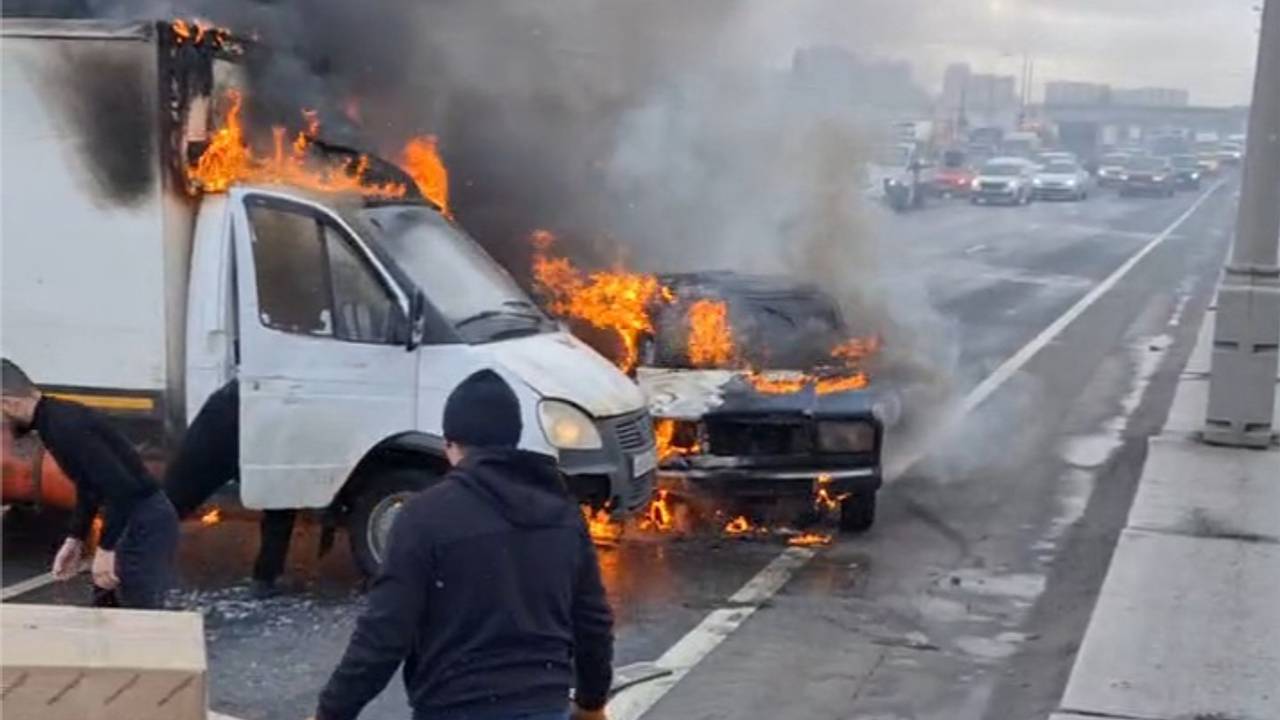 На МКАД загорелись две машины