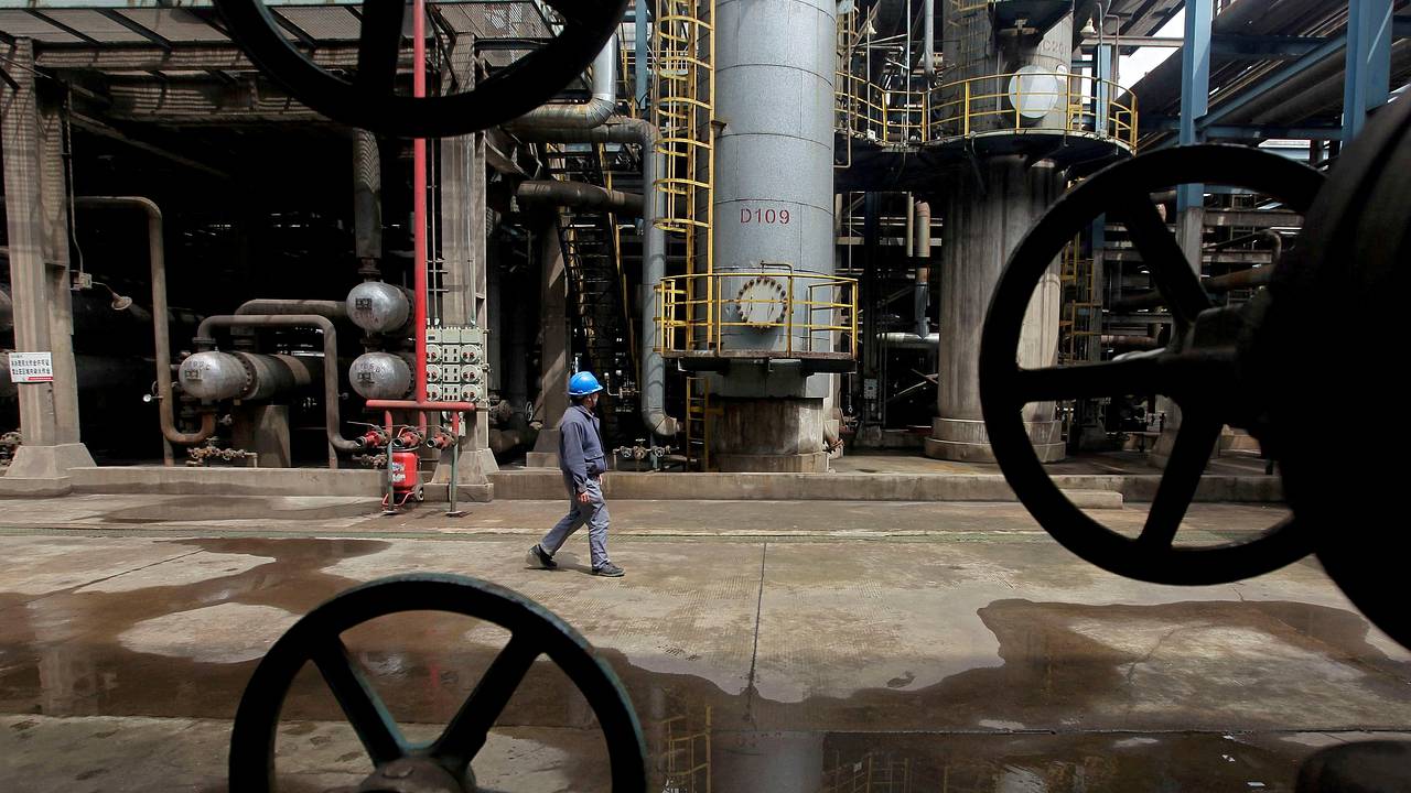 Переработку нефти задумали сократить из-за конфликта на Ближнем Востоке Переработку нефти задумали сократить из-за конфликта на Ближнем Востоке