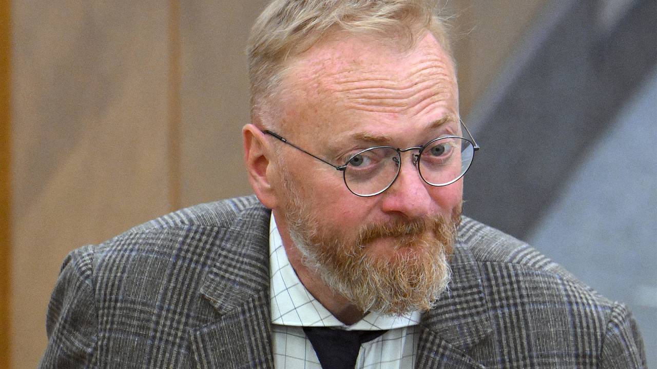 Милонов предложил отправлять эвакуированных из Дубая эскортниц на карантин