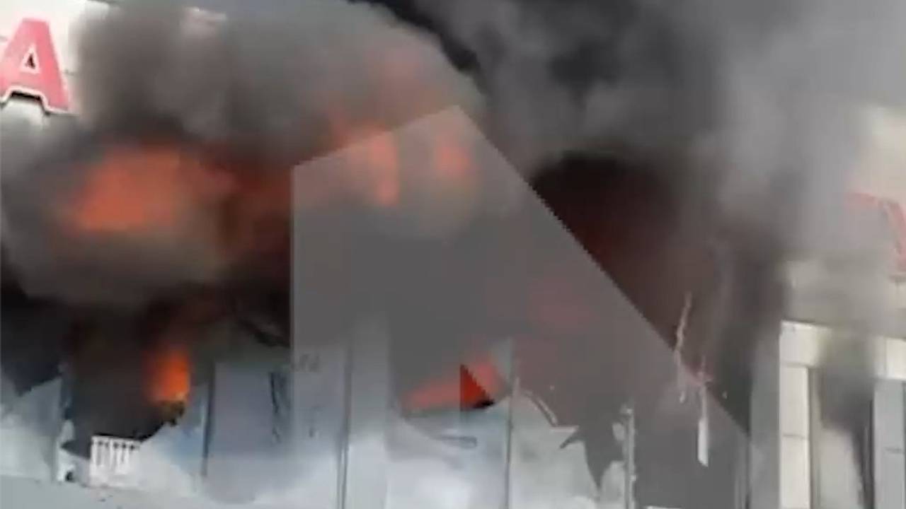 Вырывающееся пламя из окон торгового центра в российском городе попало на видео Вырывающееся пламя из окон торгового центра в российском городе попало на видео