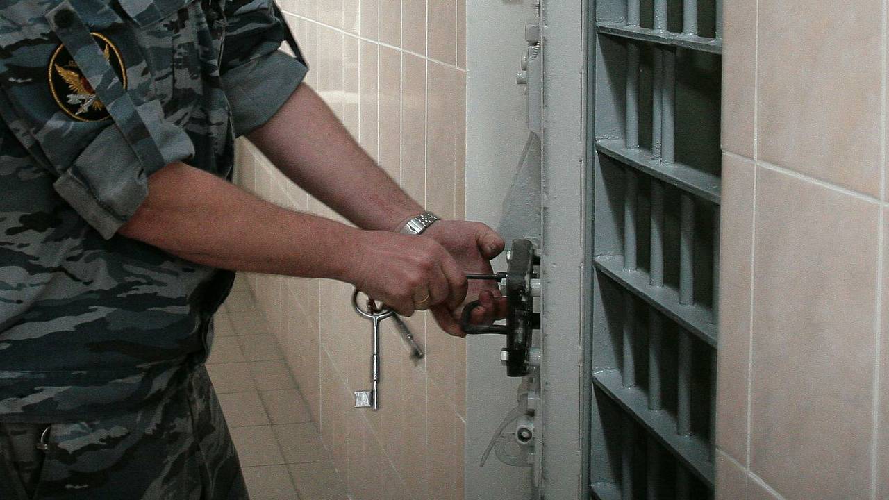 Топ-менеджер российской компании сел после продажи иномарки за один рубль