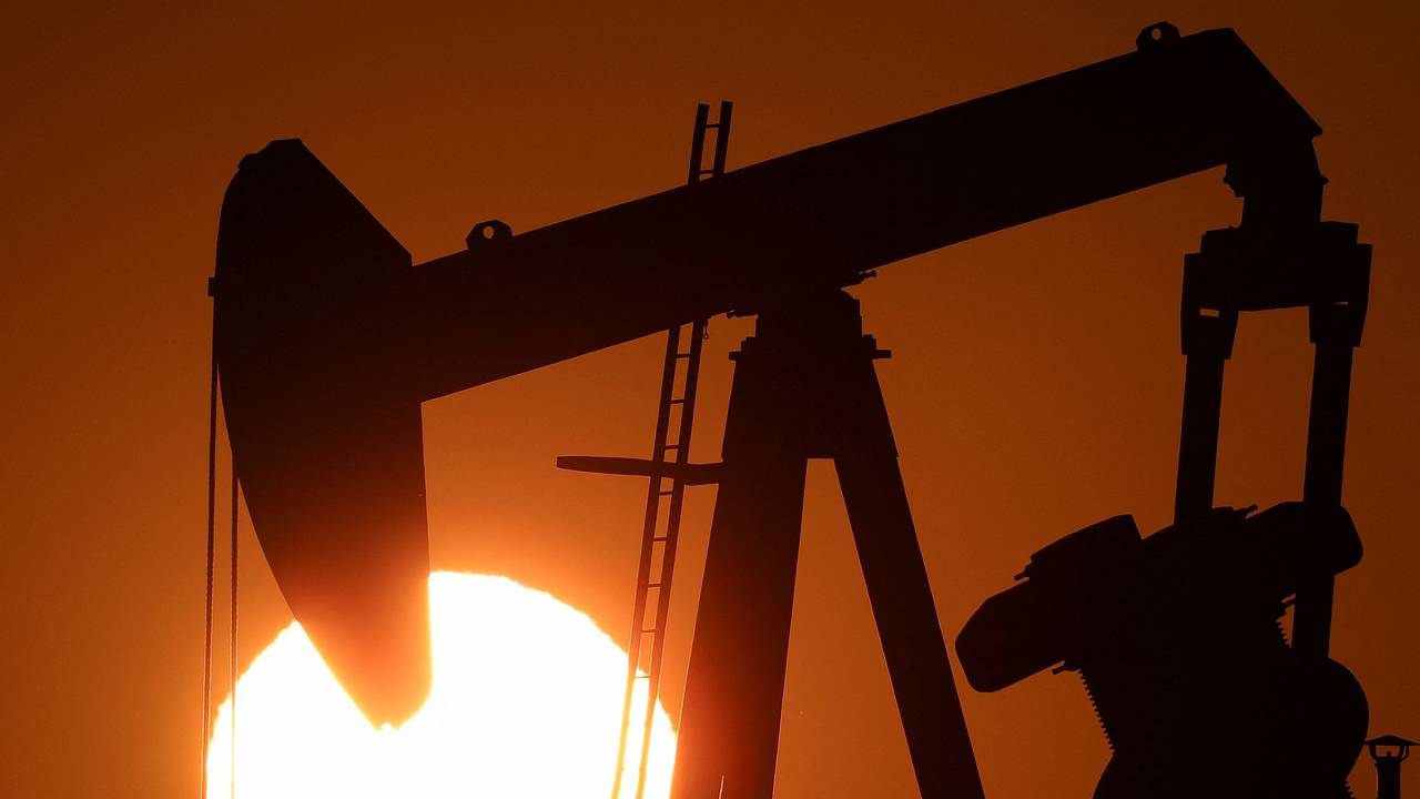 Страна ОПЕК начала сокращать добычу нефти