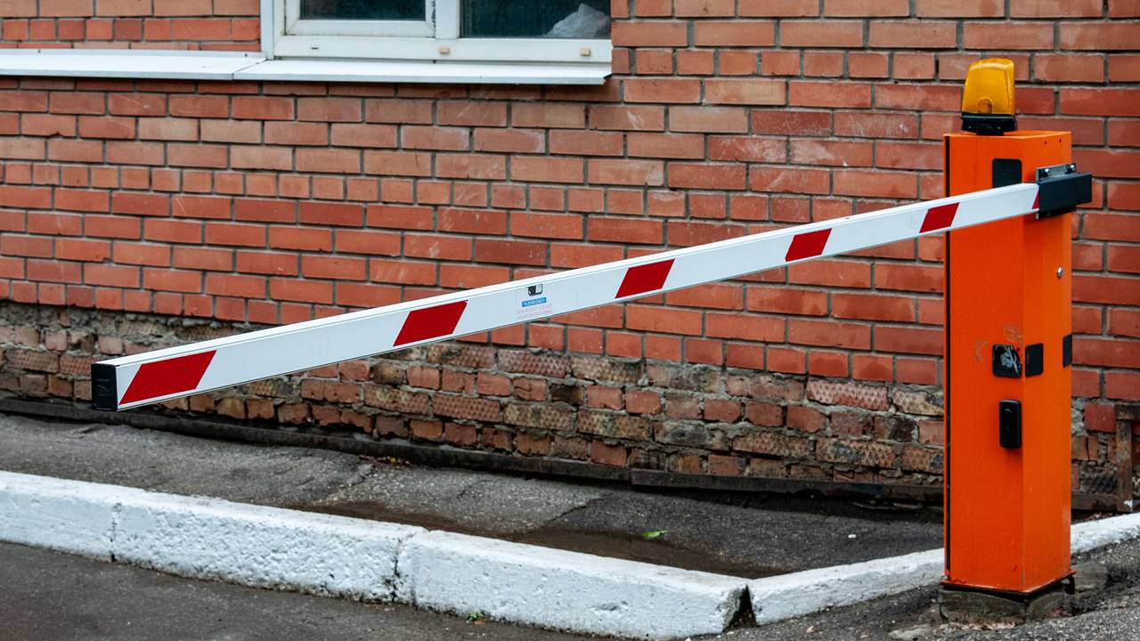 Россиянам пригрозили штрафами за незаконную установку шлагбаума Россиянам пригрозили штрафами за незаконную установку шлагбаума