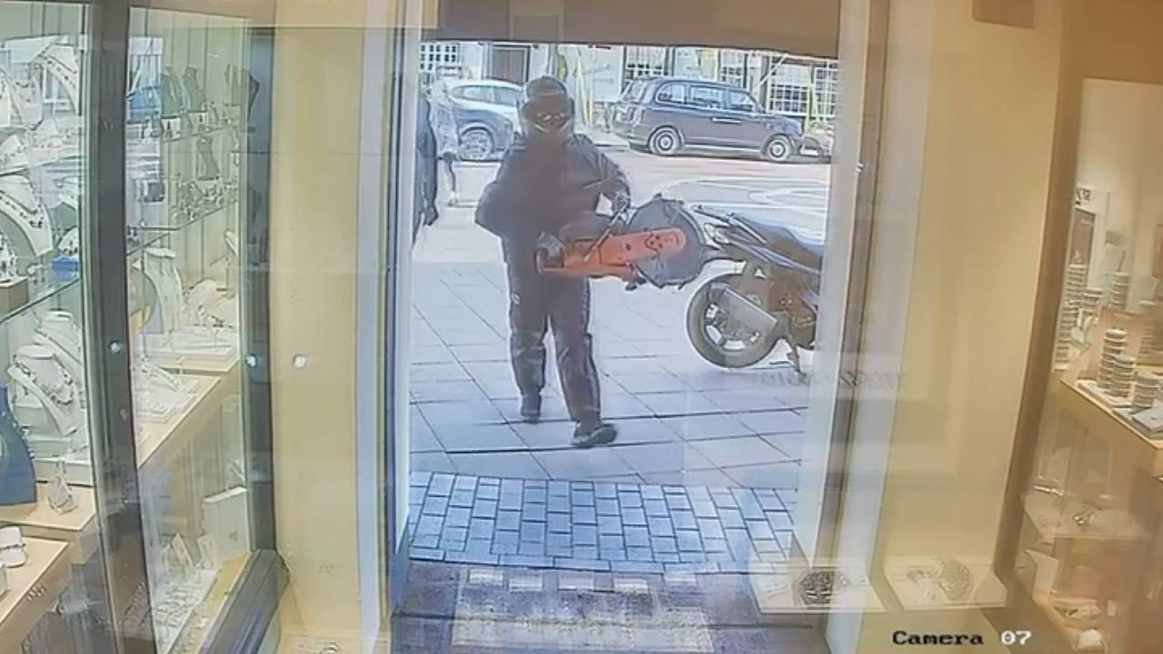 Неизвестные ограбили ювелирный при помощи огромной циркулярной пилы и попали на видео