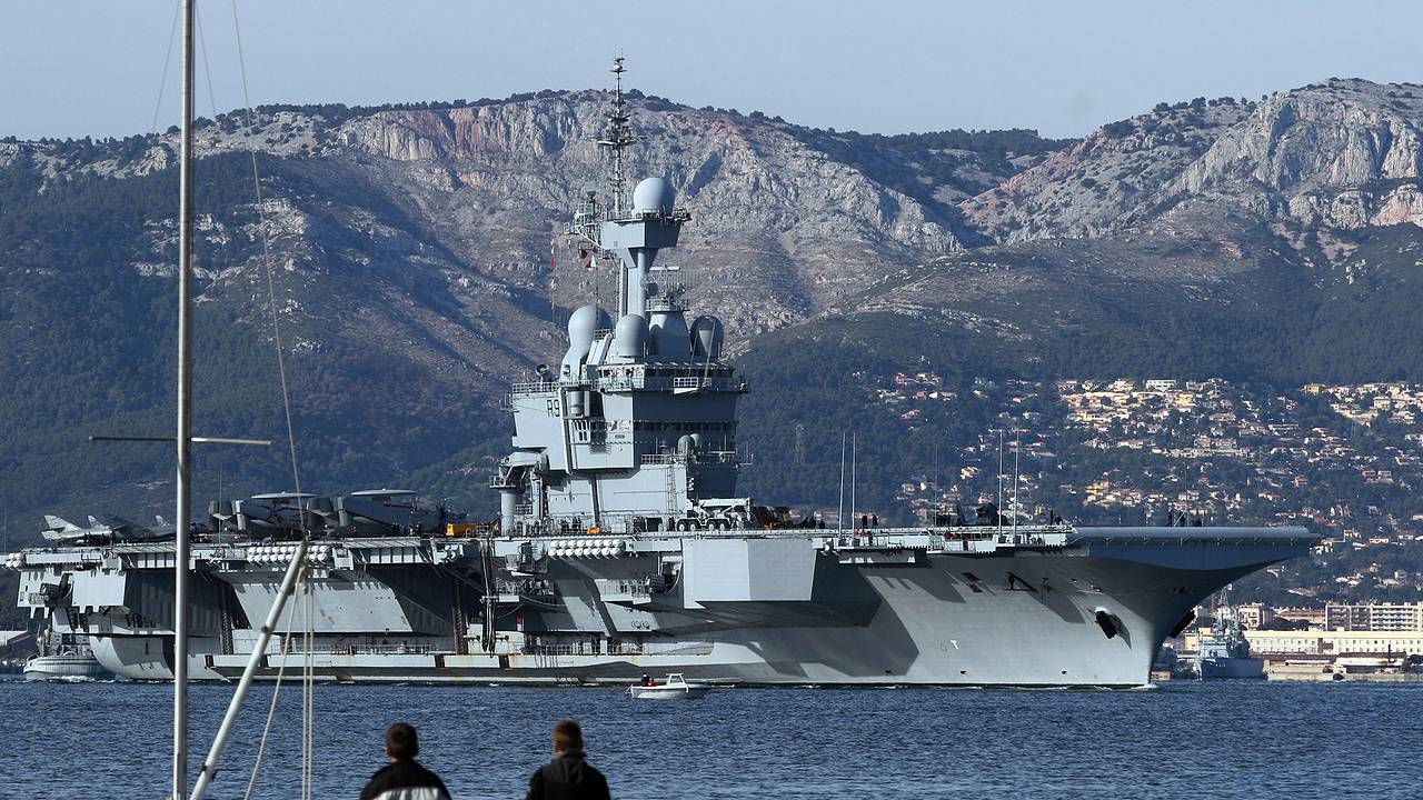 Французский авианосец с ударной группой вошел в Средиземное море