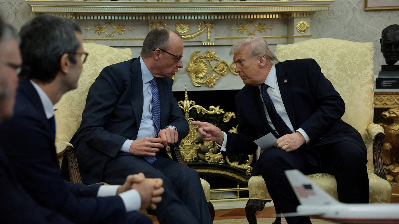 Мерц объяснил свое поведение во время встречи с «ударившем» его Трампом Мерц объяснил свое поведение во время встречи с «ударившем» его Трампом
