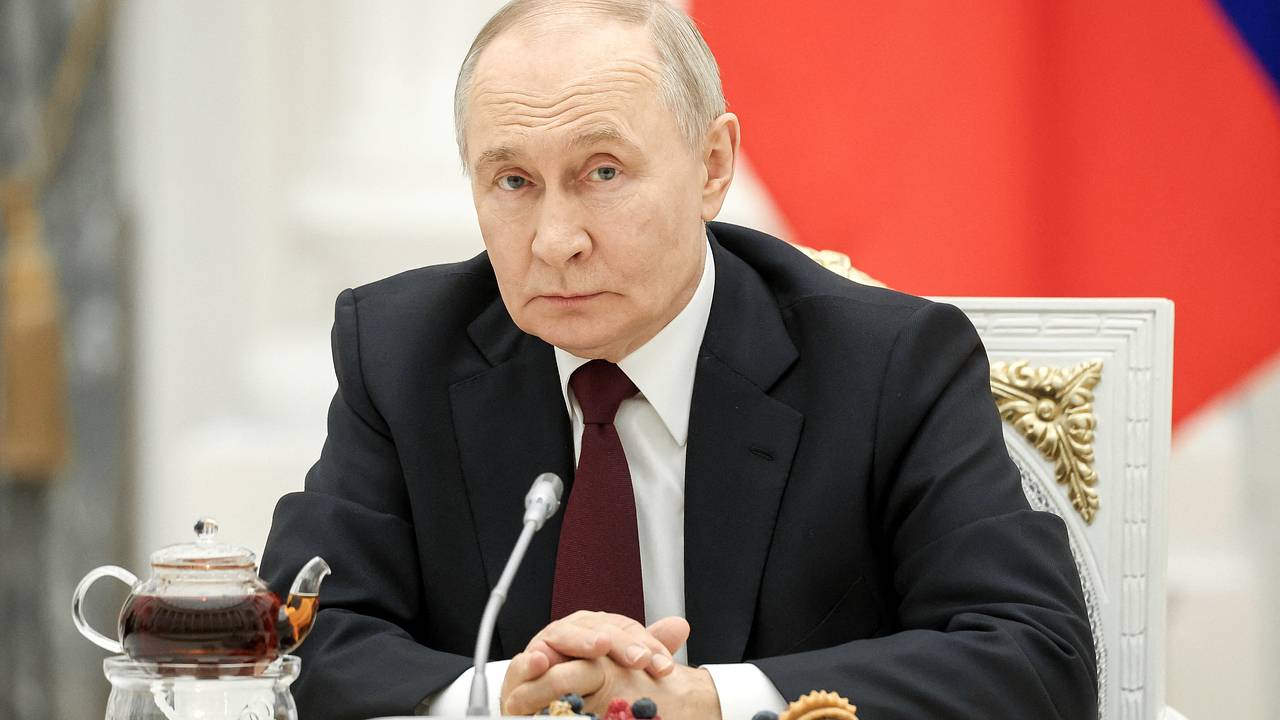 Путин поздравил российских женщин с 8 Марта