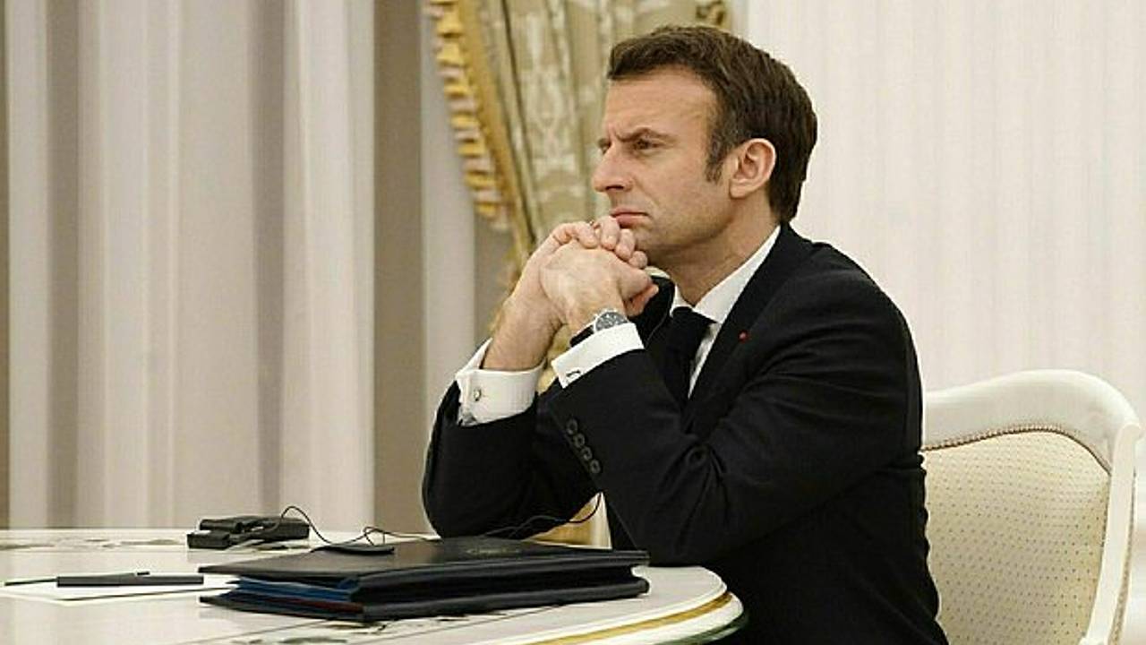 Макрон и Пезешкиан договорились поддерживать контакт
