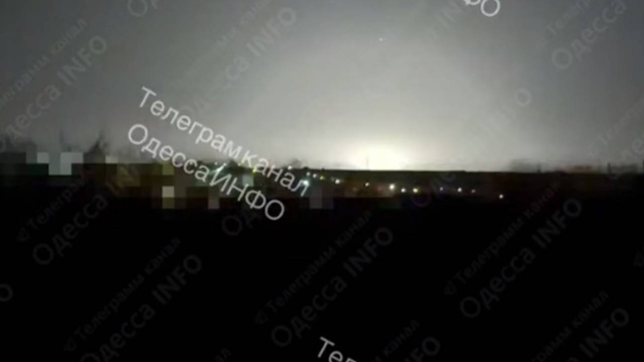 Яркие вспышки в небе над Одессой попали на видео