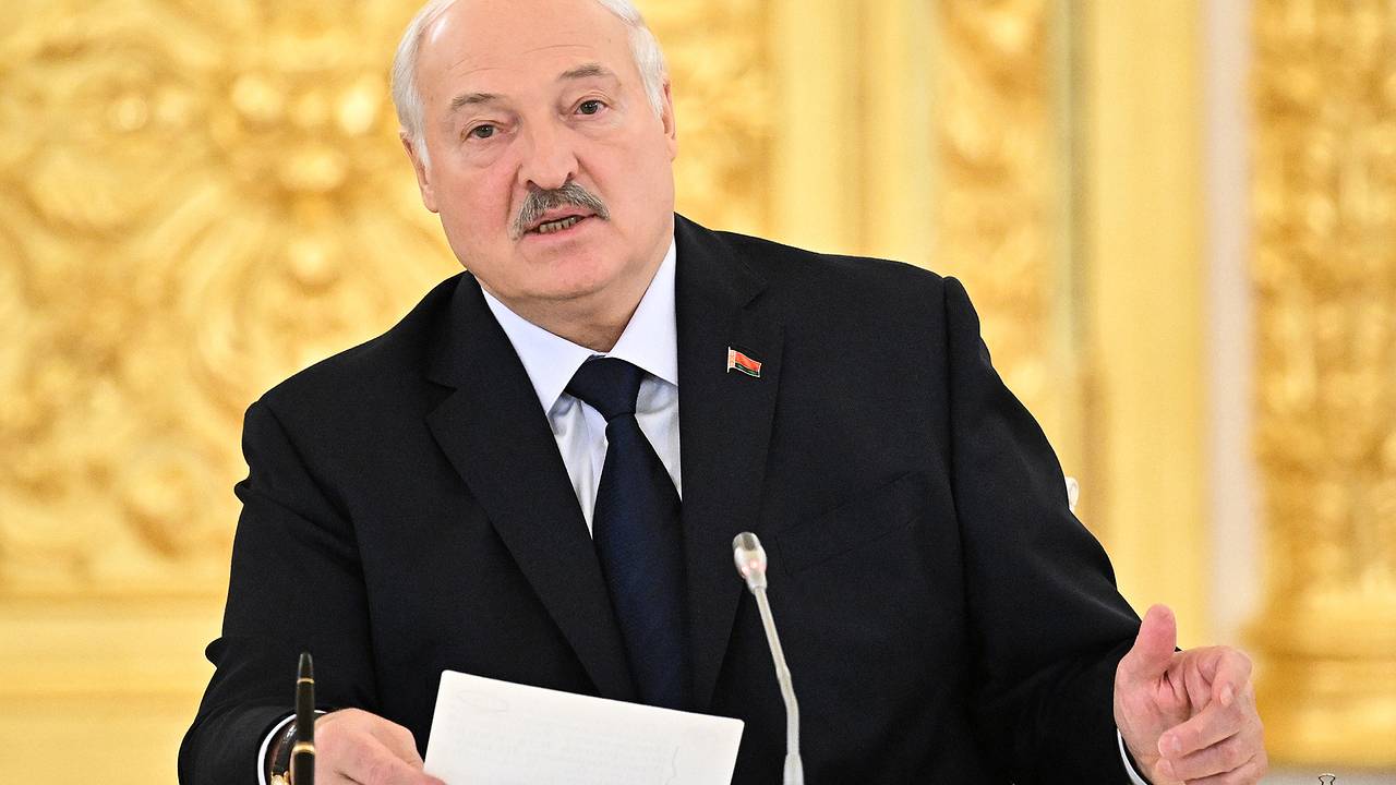 Лукашенко назвал доллар ненужным