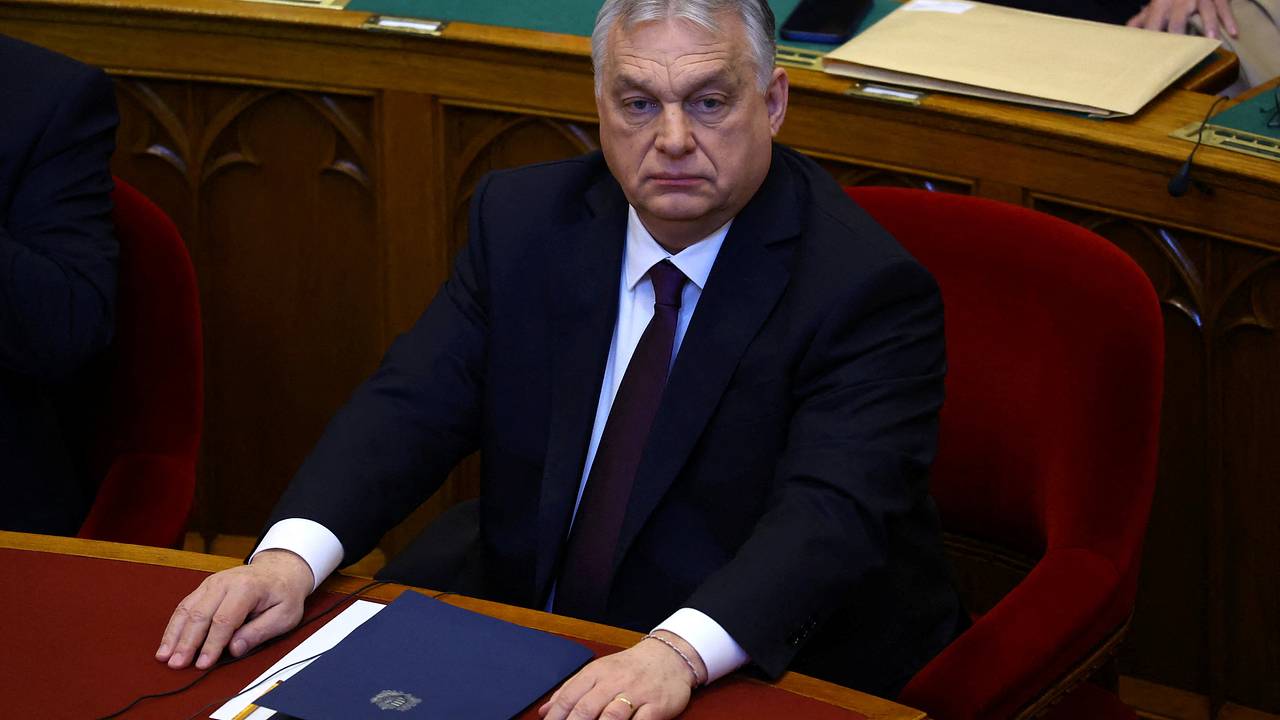 Орбан ввел в Венгрии ограничение цен на топливо