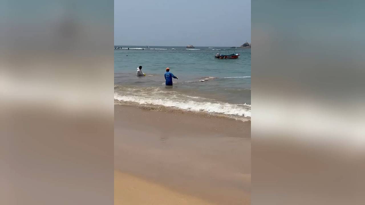 Россияне продолжили купаться в воде с мазутом в стране Азии и попали на видео