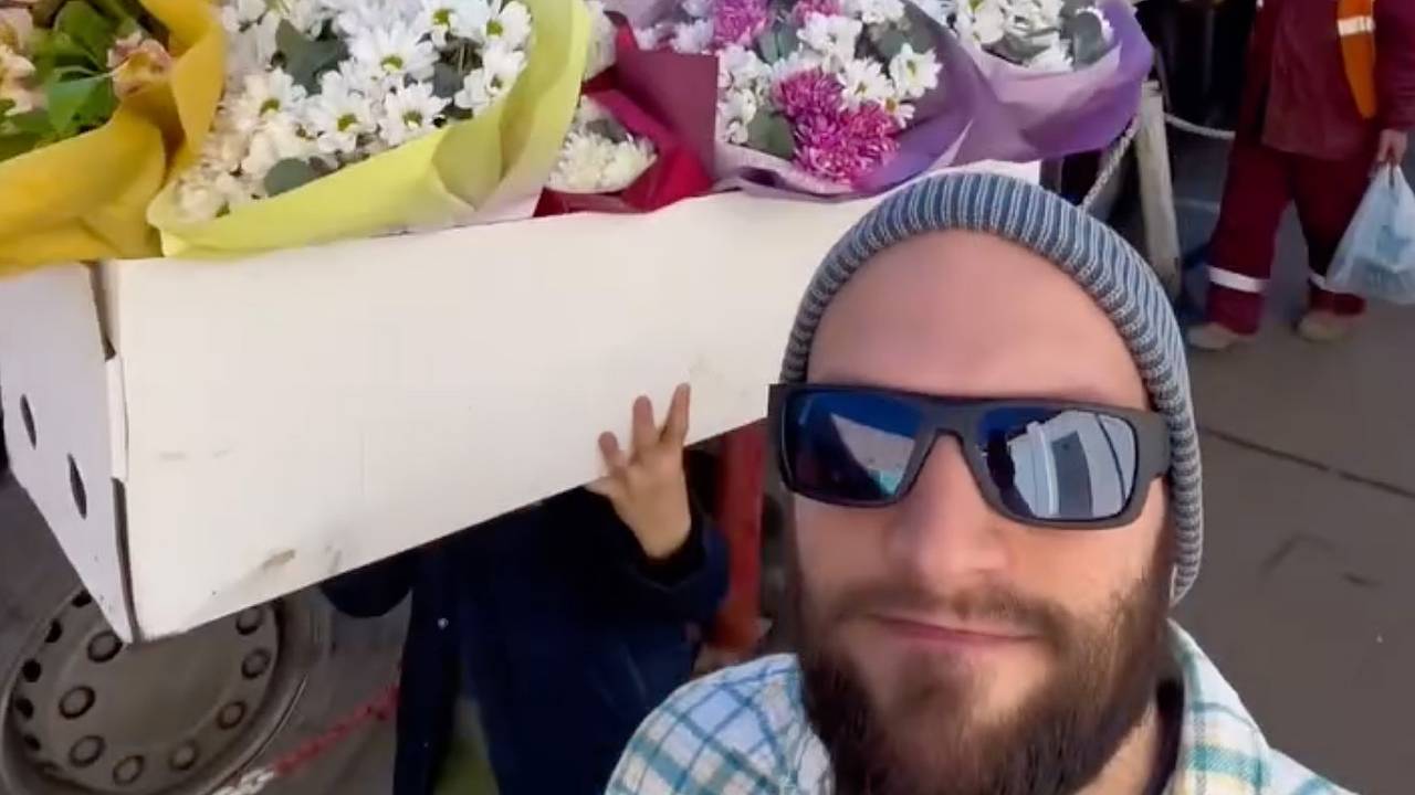 Итальянец снял на видео толпы российских мужчин с цветами 8 марта и восхитил иностранцев