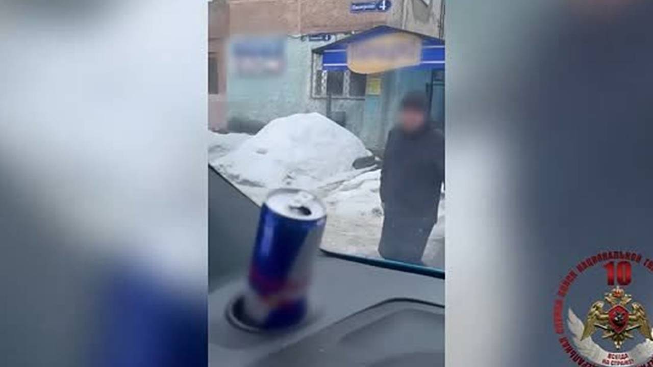 Пожилой россиянин во время дорожного конфликта достал пистолет и попал на видео