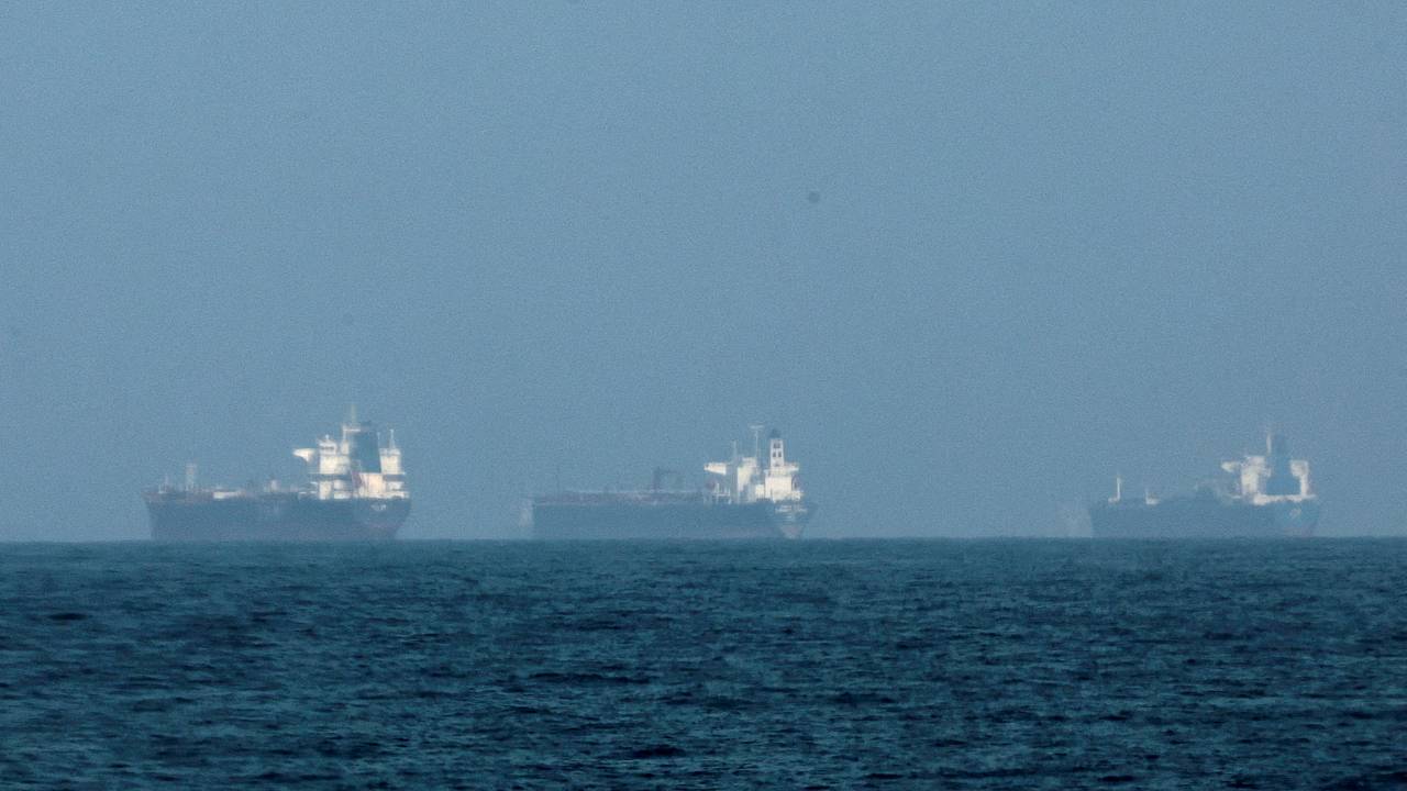 Флотилия из 25 супертанкеров двинулась к порту в Красном море