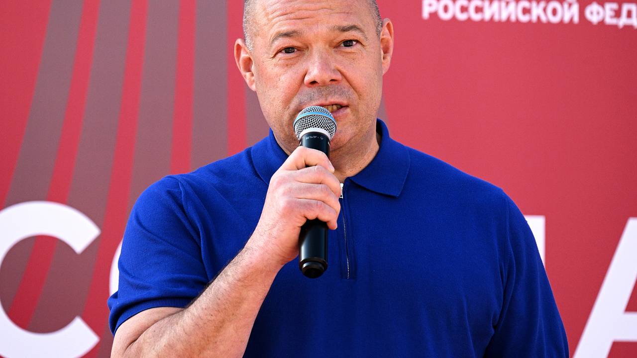 Украинский борец повернулся спиной к флагам во время гимна РФ