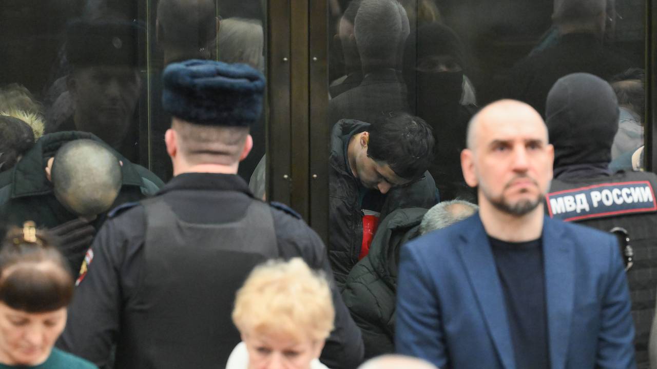 Опустившие головы фигуранты дела о теракте в «Крокусе» на приговоре попали на видео