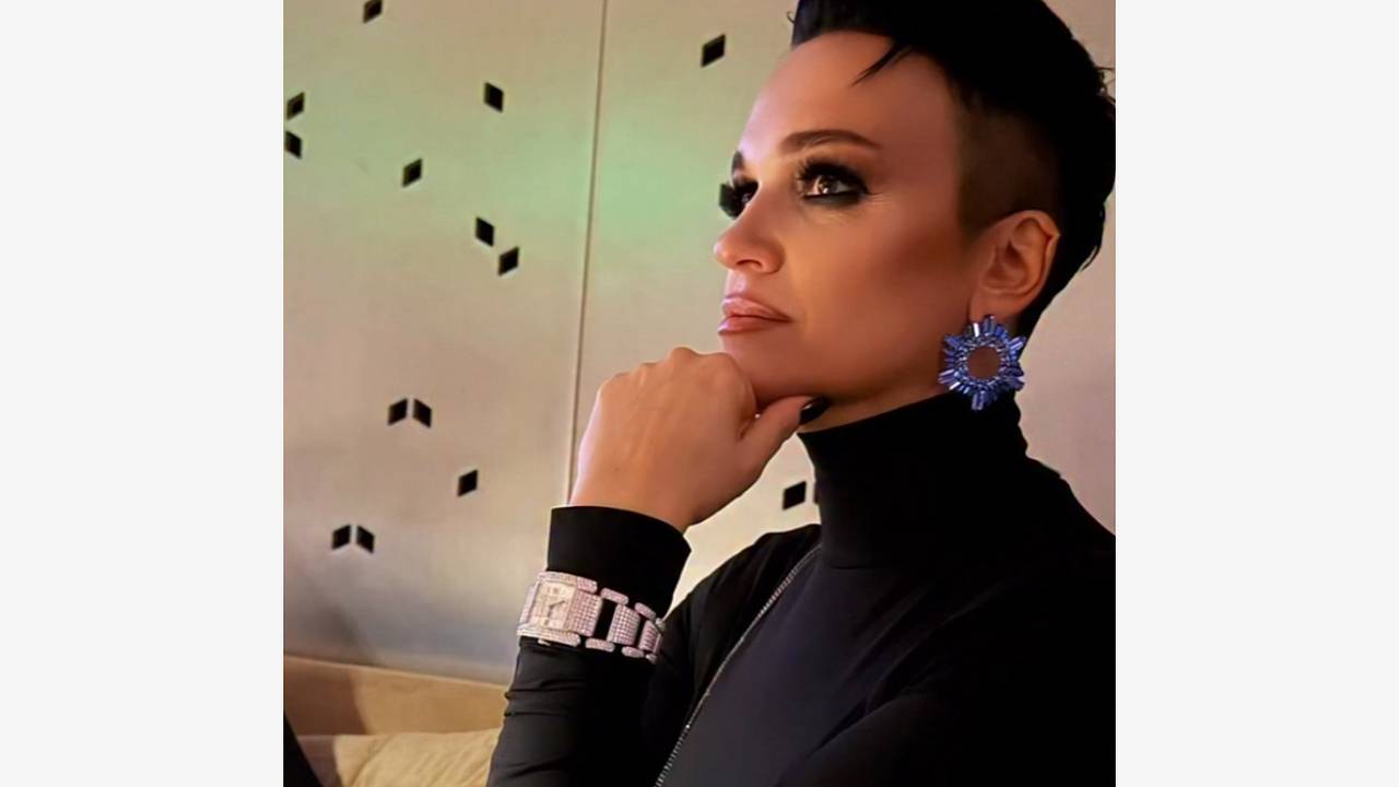 Певица Слава похвасталась часами Chopard за миллионы рублей