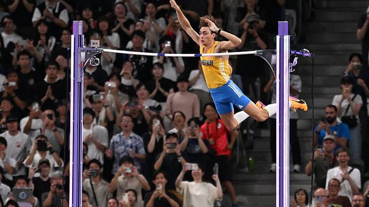 Прыгун с шестом Дюплантис в 15-й раз обновил мировой рекорд
