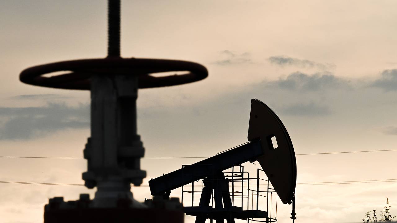 Решение США снять ограничения на российскую нефть объяснили