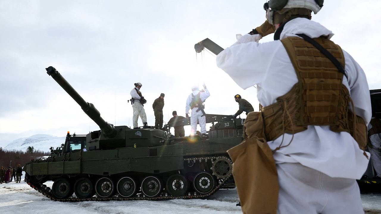НАТО отозвало технику с учений близ границ России