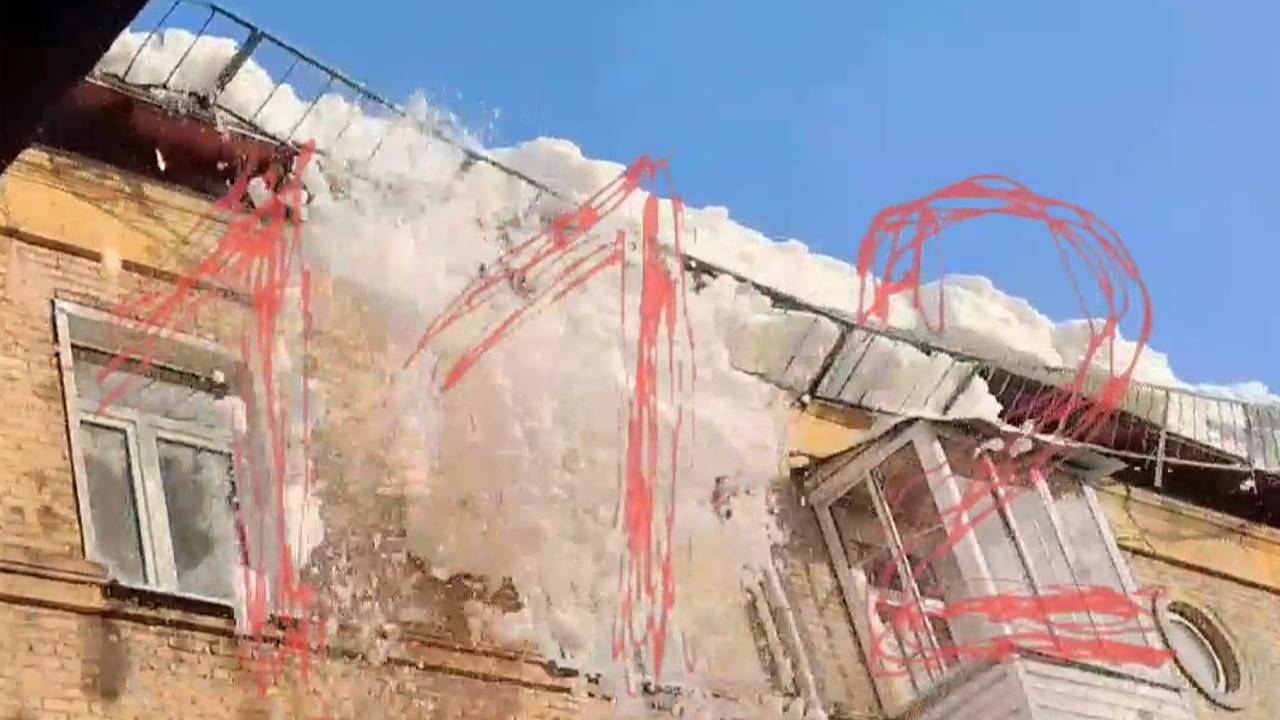 Глыба льда рухнула и сломала часть крыши в российском городе Глыба льда рухнула и сломала часть крыши в российском городе
