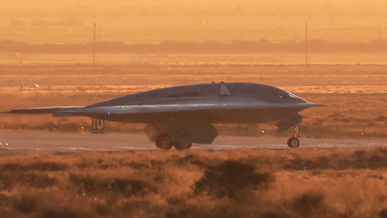 Американский «стратег» B-21 совершил полет на близком расстоянии