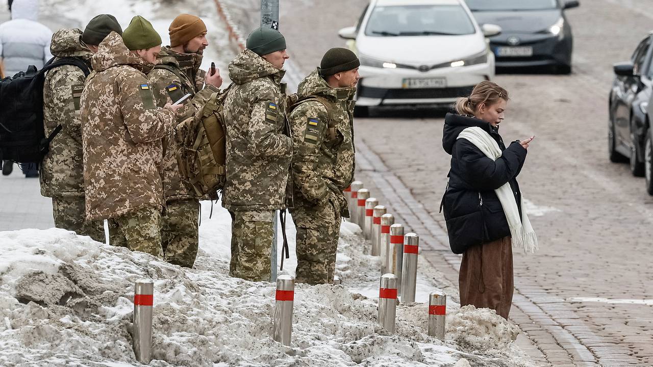 Зеленский пригрозил отправить нардепов на фронт