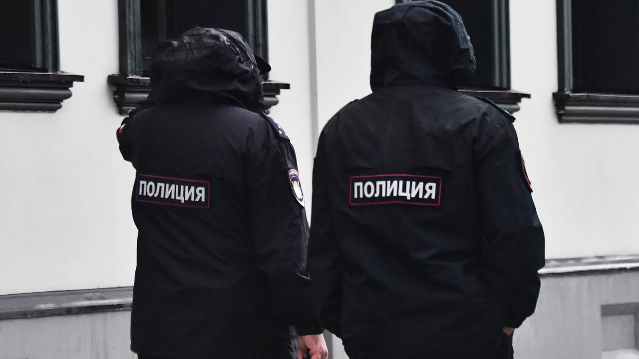 Жителя российского города оштрафовали за флаг с пентаграммой в окне