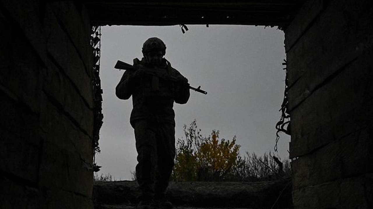 Российский военный уничтожил украинский дрон из стрелкового оружия