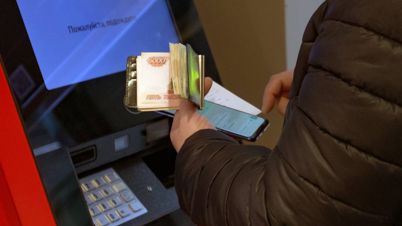 Количество банкоматов в России упало до минимума