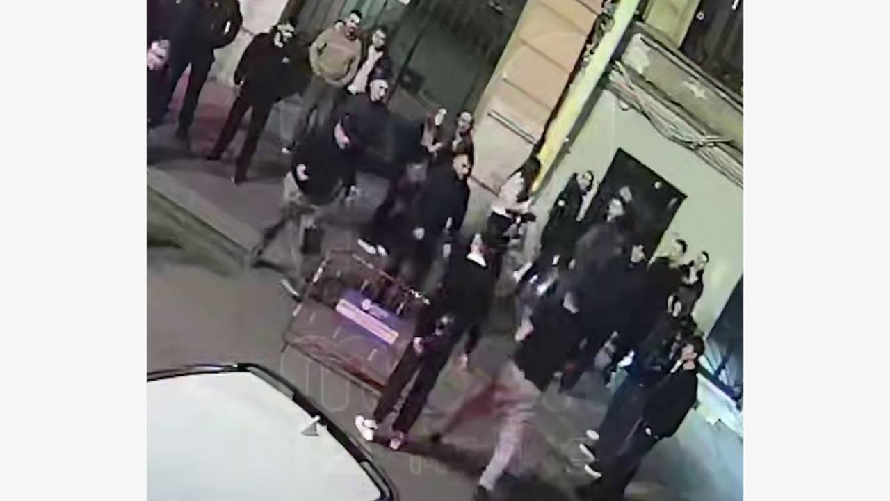 Более 20 человек устроили драку посреди барной улицы в российском городе Более 20 человек устроили драку посреди барной улицы в российском городе