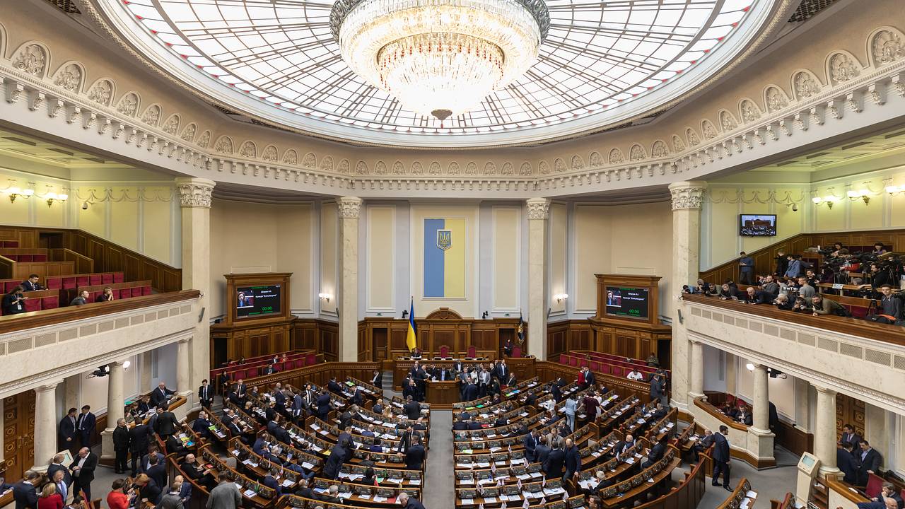В Раде призвали депутатов взять власть и заключить мир