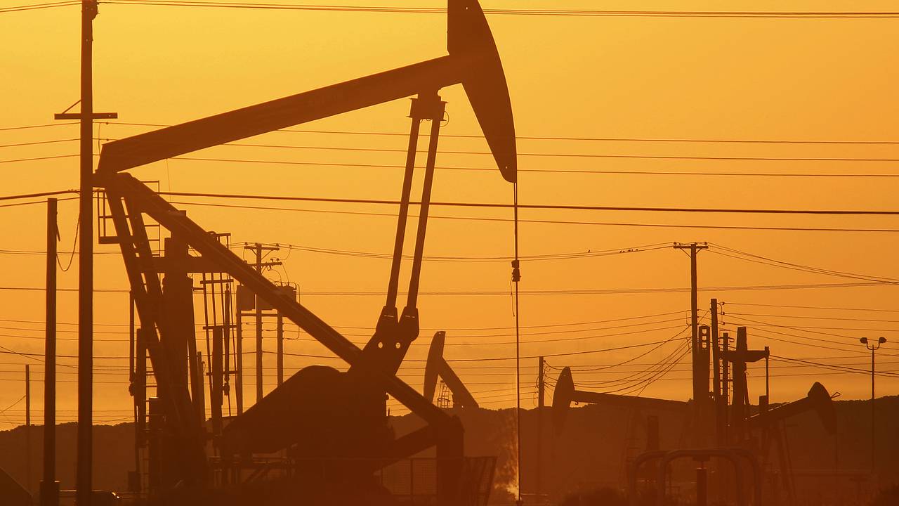 Один из ведущих экспортеров нефти в мире сократил добычу вдвое