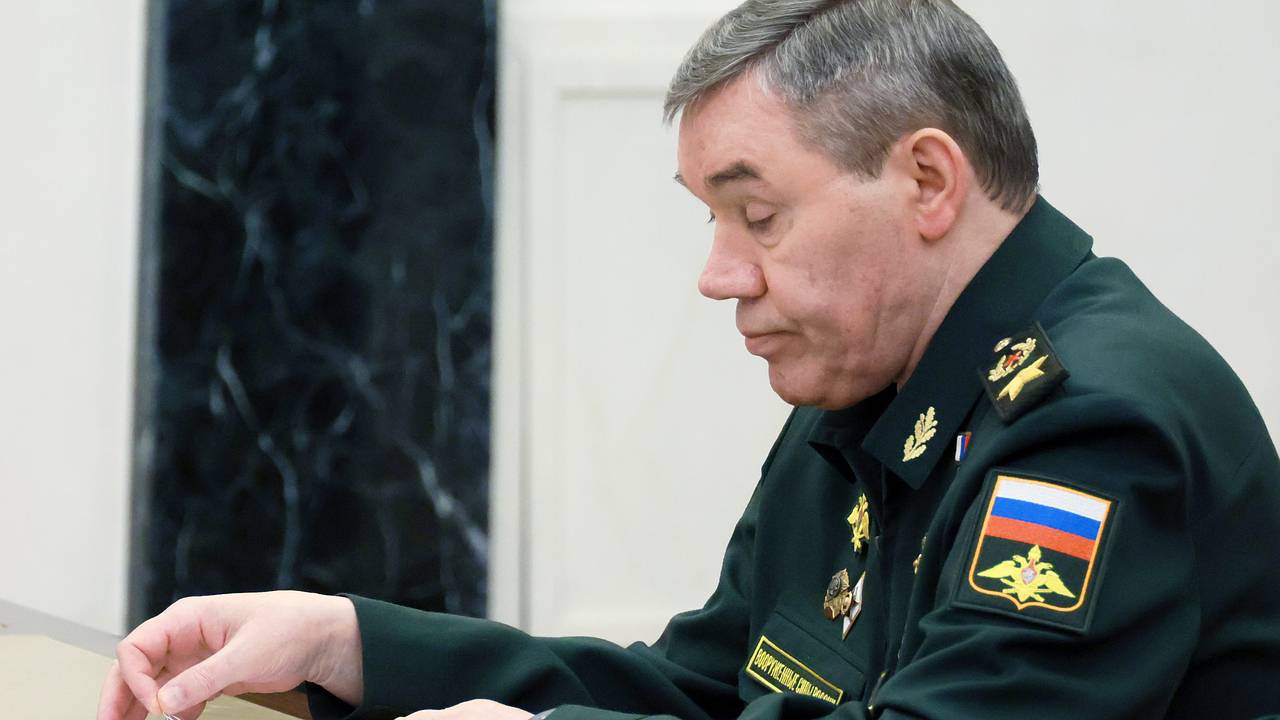 Глава Генштаба ВС России проверил ход выполнения задач группировки «Юг» Глава Генштаба ВС России проверил ход выполнения задач группировки «Юг»