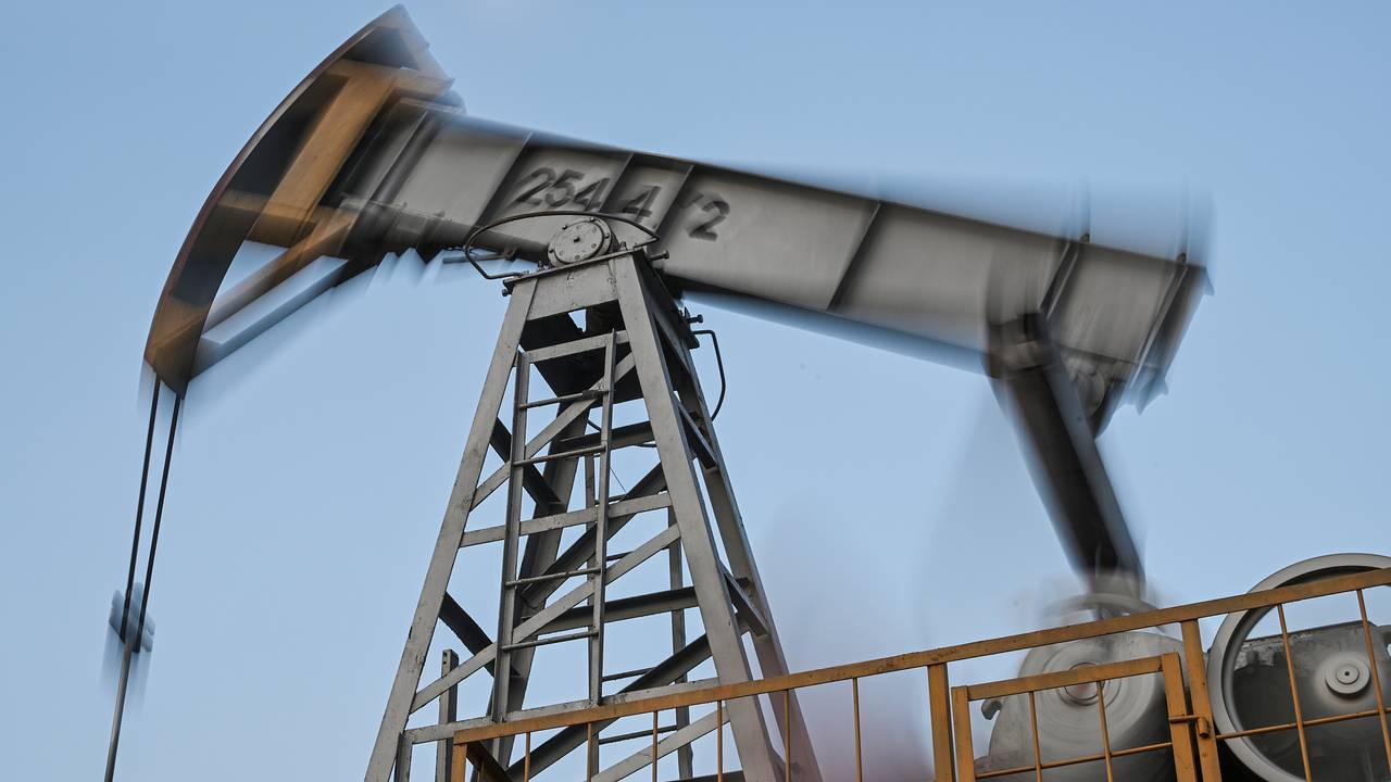 Нефтегазовым доходам России предсказали двукратное падение