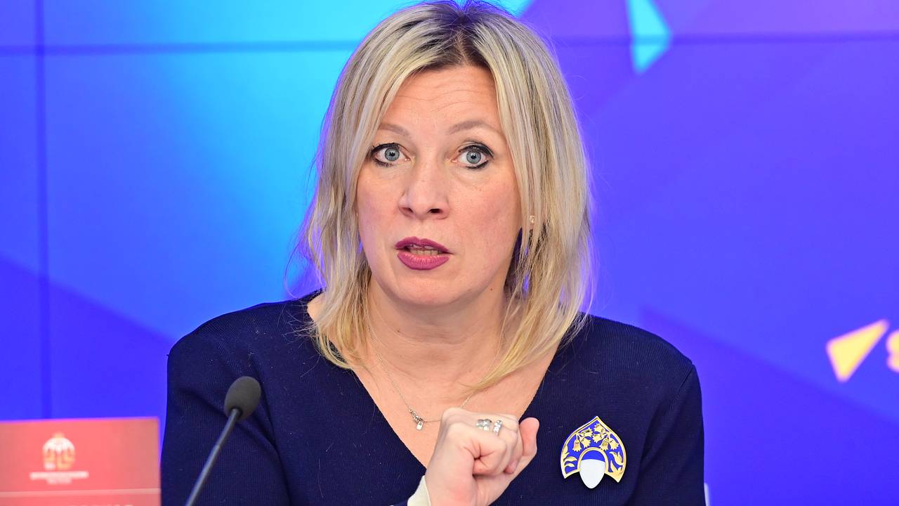 Захарова вспомнила французский после слов об отставке Макрона