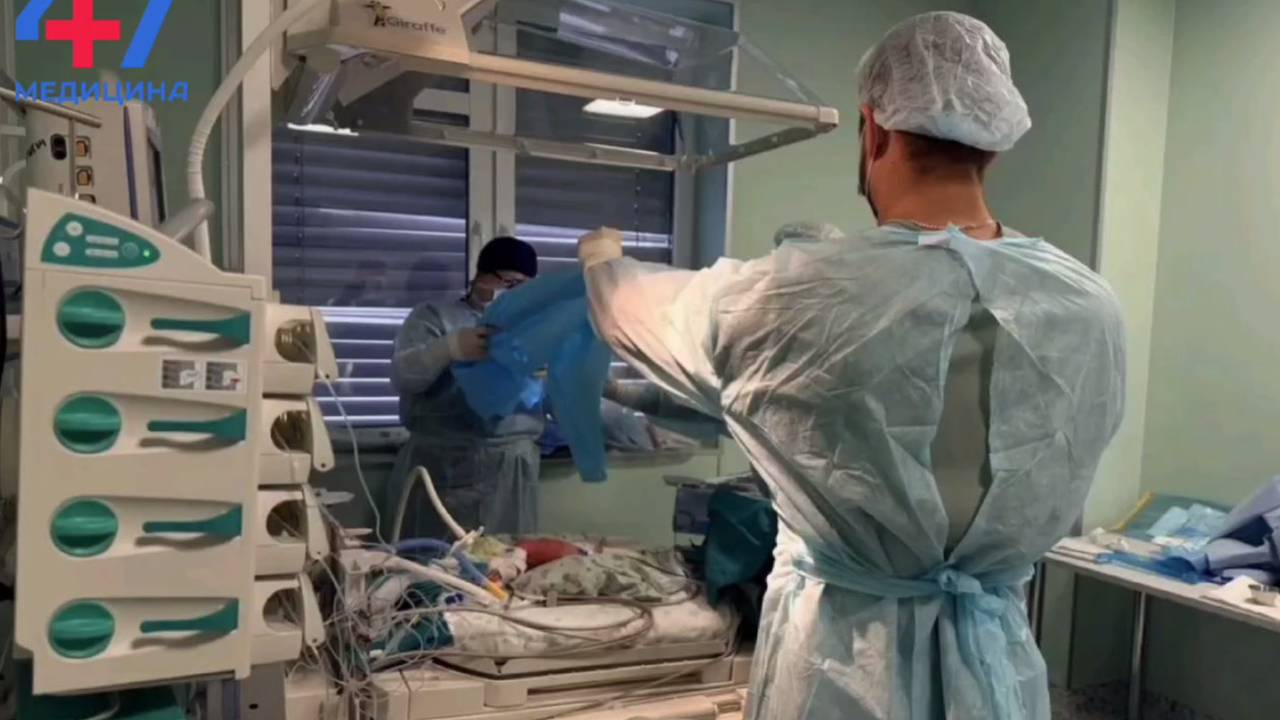 Российские врачи в нестандартных условиях провели операцию малышке с весом в килограмм