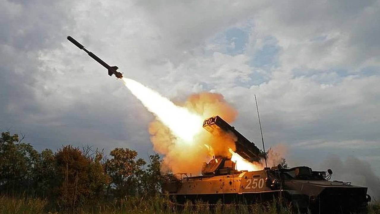 Появились снятые во время массированной атаки на российский город кадры