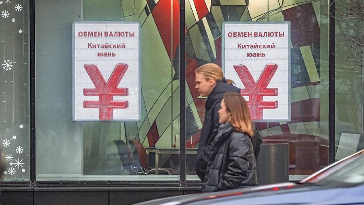 Курс рубля к юаню упал до минимума за год