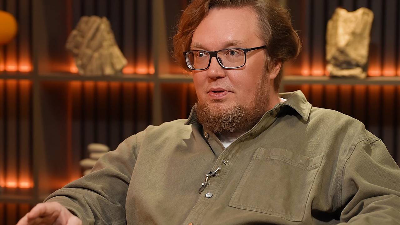 Известный ведущий раскритиковал «не выглядящих как женщины» россиянок в растоптанных кедах