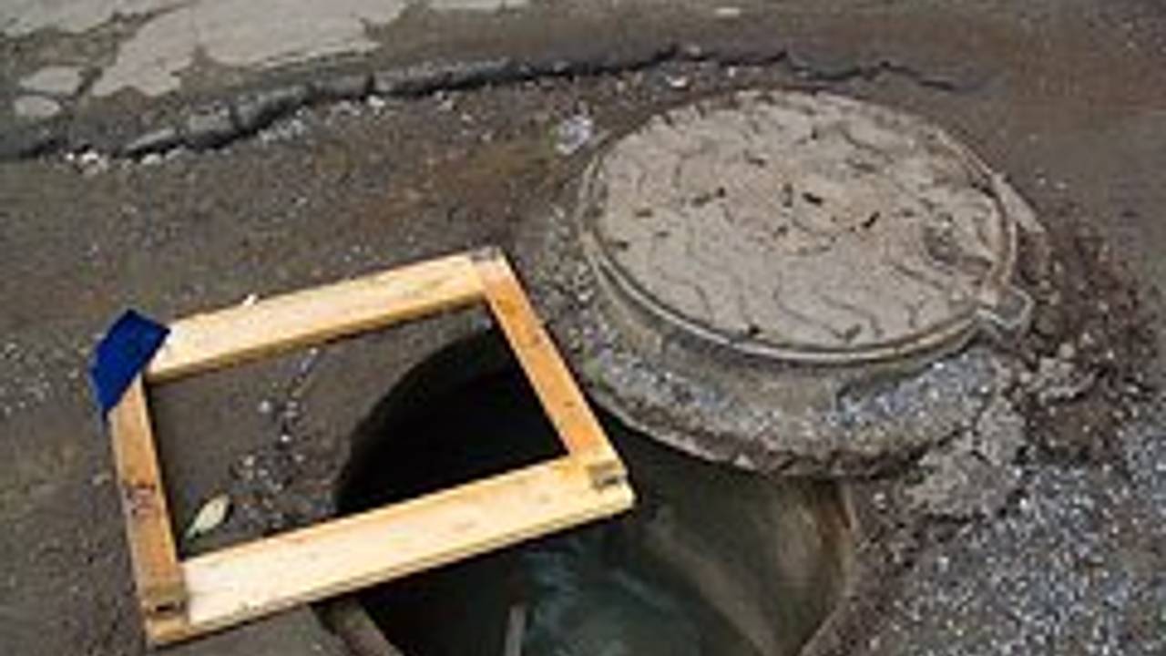 В российском городе пенсионерка провалилась в канализационный коллектор